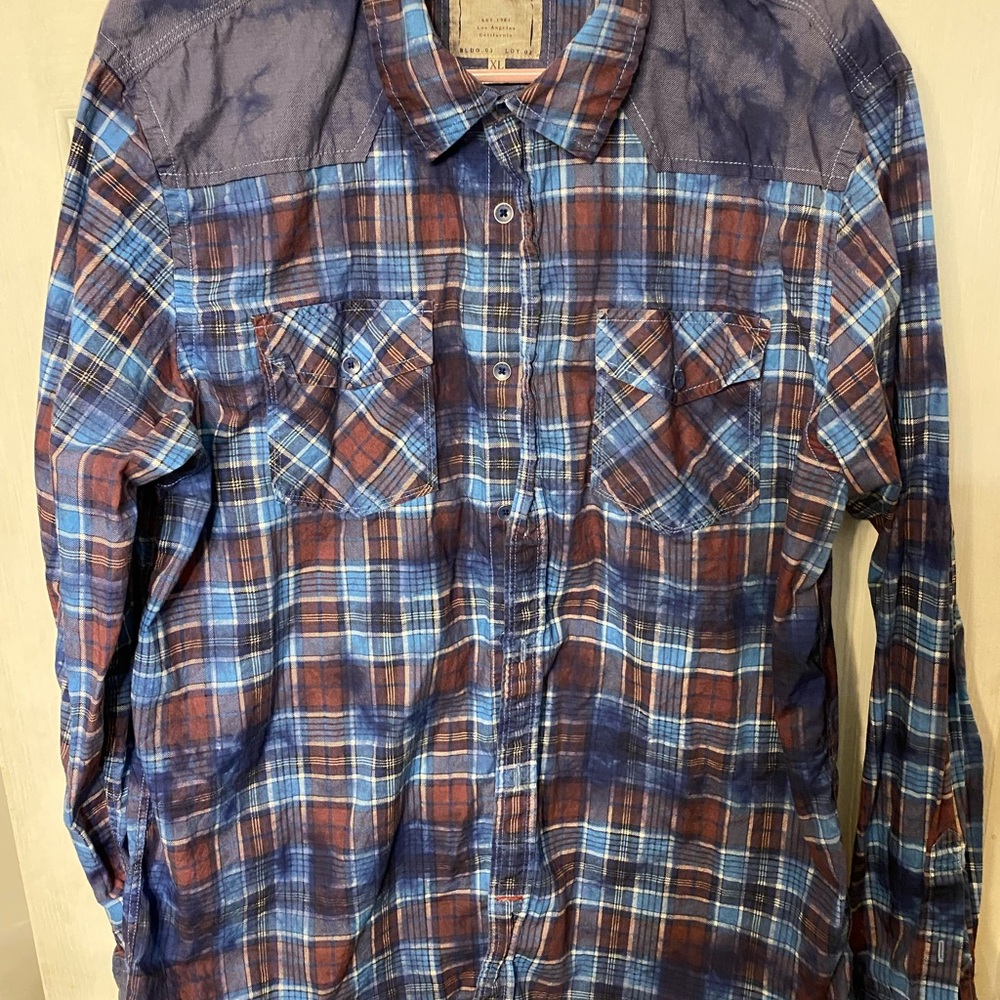 Beautiful mens Guess shirt 👕 size XL